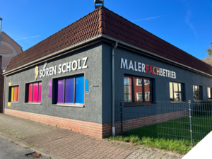 Firmensitz mit Logos am Gebäude Firmensitz mit Logos am Gebäude