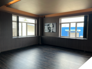 Wandgestaltung und Bodenverlegung in Holzoptik Wandgestaltung und Bodenverlegung in Holzoptik